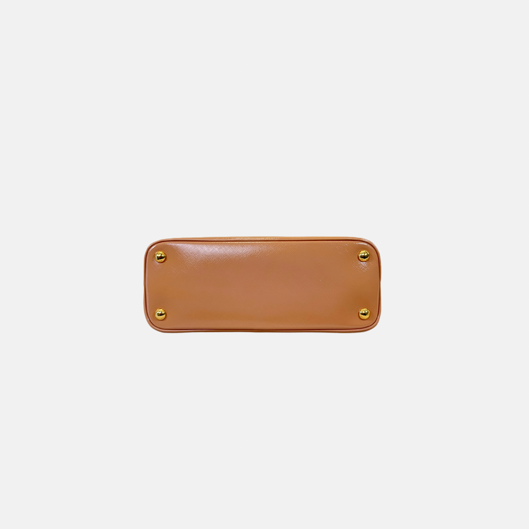 Promenade Saffiano Vernice Cameo Medium Gold Hardware